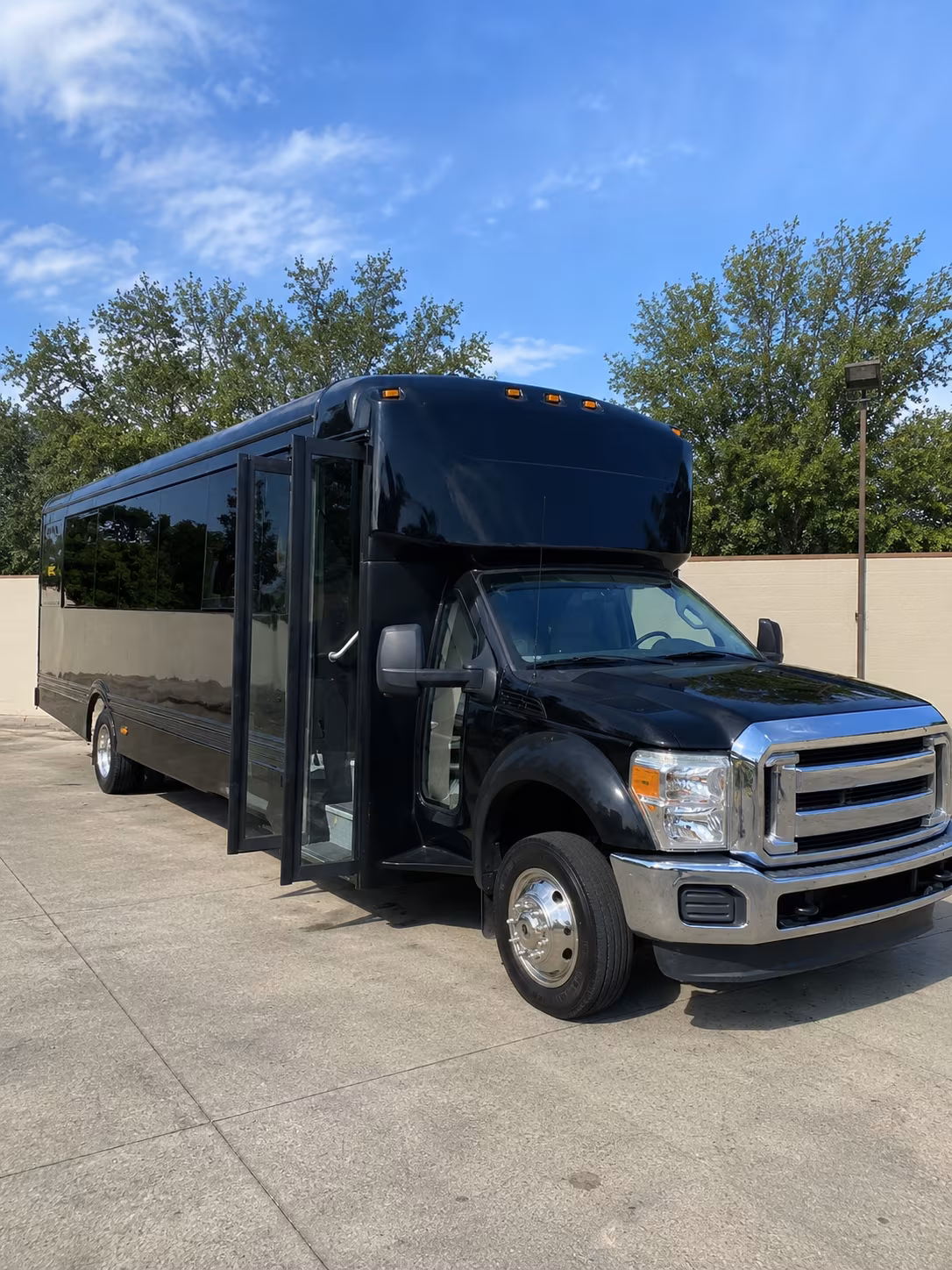 akron 20 passenger party bus